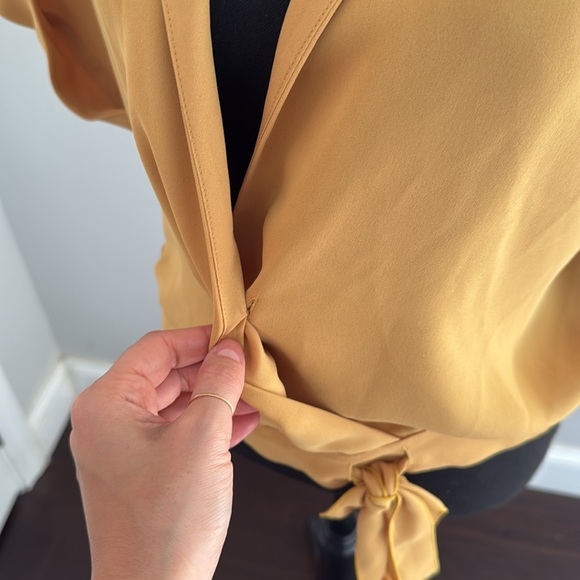 NWOT Aritzia Babaton Ozana Blouse - Size L - Picture 5 of 9